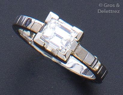 CHOPARD Bague en or gris ornée d'un diamant de taille émeraude calibrant 1 carat.
Signé...