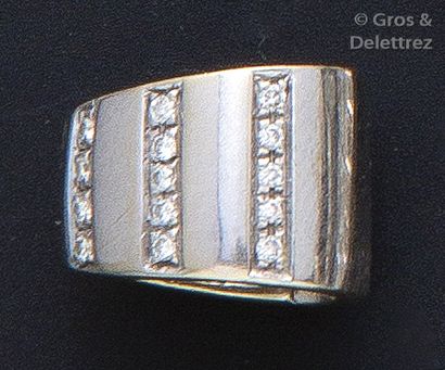 null Pendentif géométrique en or gris orné de trois lignes de diamants taillés en...