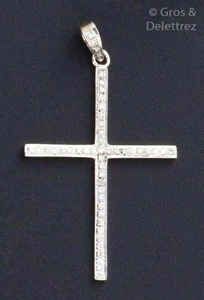 null Pendentif «Croix» en or gris orné de diamants taillés en brillant. P. 2,6g.