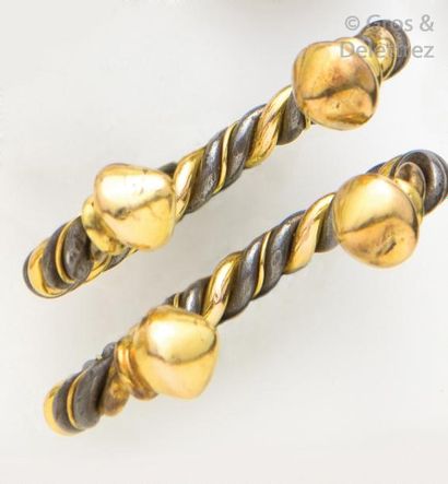 null Lot de deux bracelets en or jaune et métal torsadé.
P. Brut: 192g.