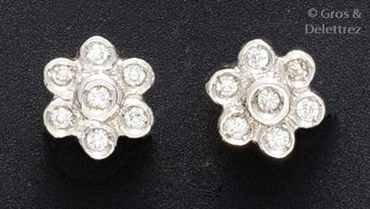 null Paire de boutons d'oreilles «Fleur» en or gris sertis de diamants. P. 2,6g.