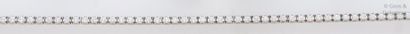 null Bracelet ligne en or gris entièrement serti de diamants taillés en brillant.
Longueur:...