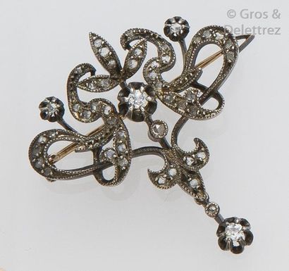 null Broche «Volute» en or et argent ornée de diamants taillés en brillant et de...