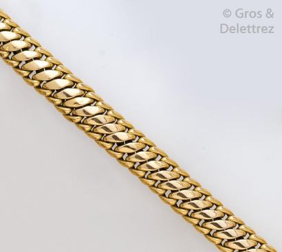 null Bracelet articulé en or jaune à maillons tressé.
Longueur: 19,5 cm. P. 25g.
