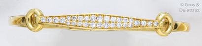 null Bracelet semi-rigide ouvrant en or jaune orné d'un pavage de diamants taillés...