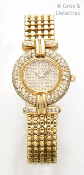 null Bracelet-montre de dame en or jaune, la lunette et le cadran pavés de diamants...