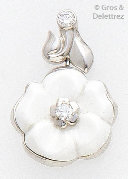 CHANEL «Camélia» - Pendentif «fleur» en or gris orné de céramique blanche et de deux...