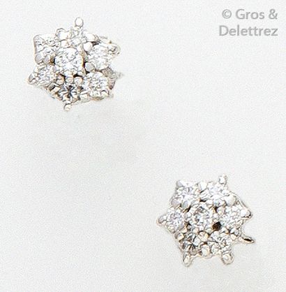 null Paire de boucles d'oreilles «Fleurs» en or gris serties de diamants. P. 1,8...