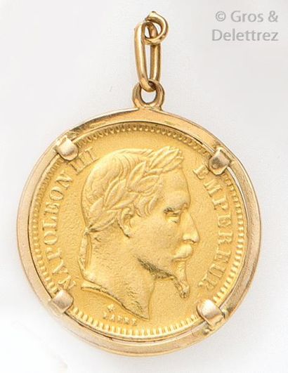 null Pendentif en or jaune ornée d'une pièce de 20 Francs Napoléon. P. 8,3g.