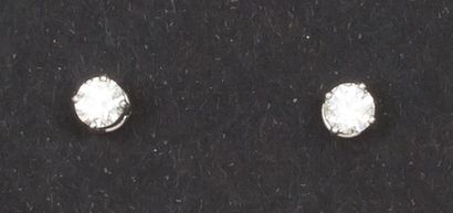 null Paire de boutons d’oreilles en or gris ornés de diamants taillés en brillant...