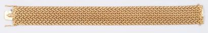 null Bracelet souple en or jaune mat et poli à décor de chevrons. Longueur : 19 cm....