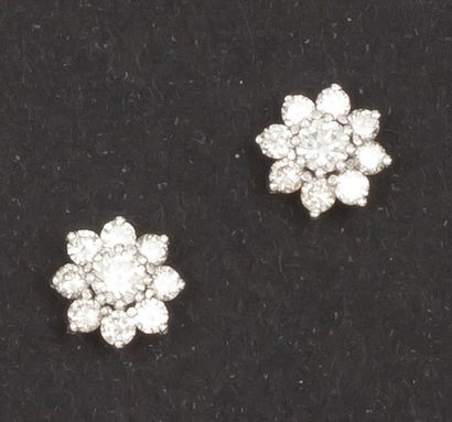 null Paire de boucles d’oreilles «Fleur» en or gris ornées chacune au centre d’un...