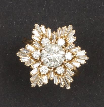 null Bague «Fleur» en or jaune ornée d’un diamant taillé en brillant dans un entourage...