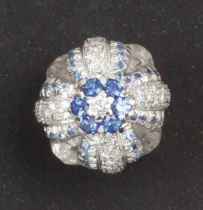 null Bague «Fleur» en or gris 14K ornée de cristal de roche, saphirs et diamants...