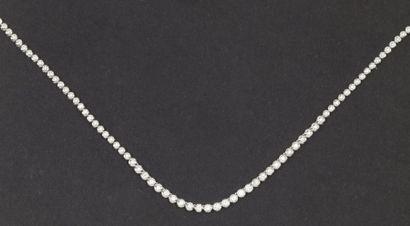 null Collier «rivière» en or gris entièrement serti de diamants taillés en brillant...