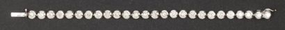 null Bracelet en or gris orné de vingt-six diamants taillés en brillant. P. 24g....