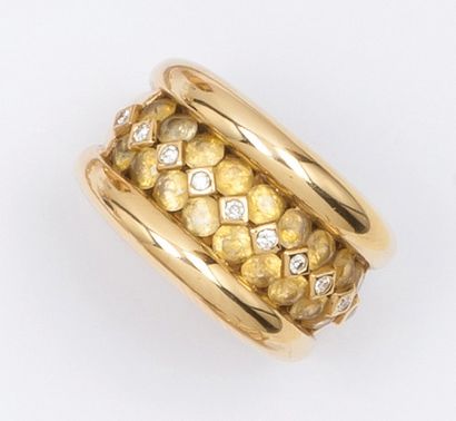null POIRAY - Bague «Double jonc» en or jaune ornée d’une ligne de diamants taillés...