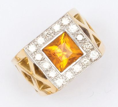 null Bague géométrique en or jaune et or gris ajourés ornée d’une citrine carrée...