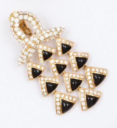 null Paire de clips d’oreilles en or jaune à motifs géométriques sertis de diamants...