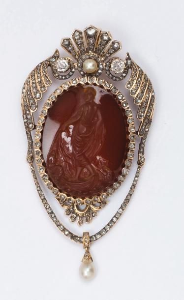 null Pendentif en or jaune ornée d’un camée sur agate représentant une femme drapée...