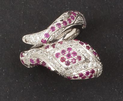 null Bague «Serpent» en or gris 14K ornée de diamants taillés en brillant et de rubis....