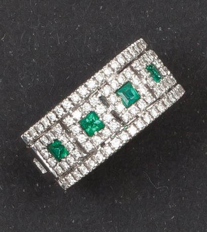 null Bague jonc en or gris à décor ajouré ornée de cinq émeraudes carrées dans un...