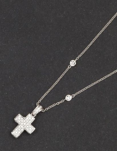 null Chaîne ornée de diamants et pendentif «croix» en or gris pavé de diamants taillés...