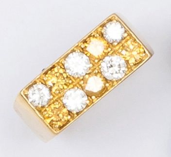 null Bague géométrique en or jaune ornée d’un pavage alternant diamants blancs et...