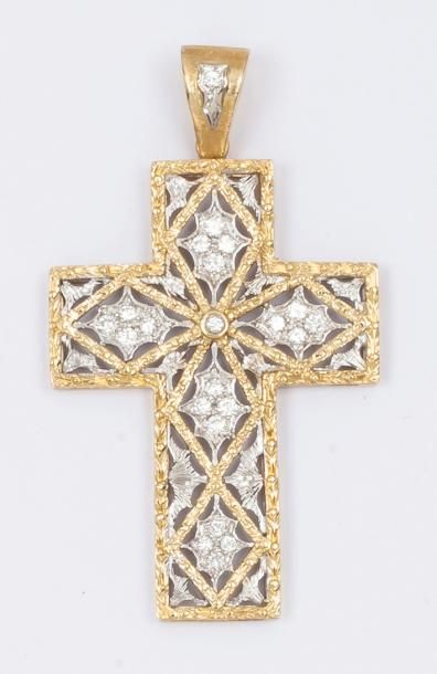 null Pendentif «Croix» en or de deux couleurs ajouré orné de diamants taillés en...