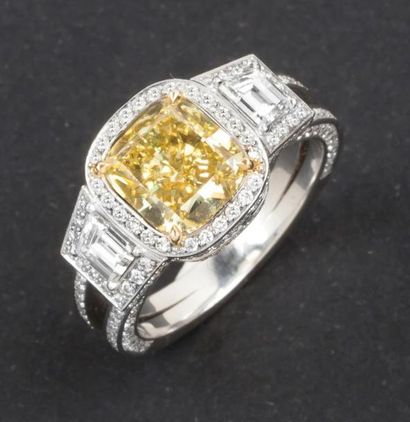 null Bague en or gris ornée d’un diamant coussin de couleur jaune intense épaulé...