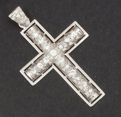 null Pendentif «Croix» en or gris ciselé et ajouré orné de diamants taillés en brillant....