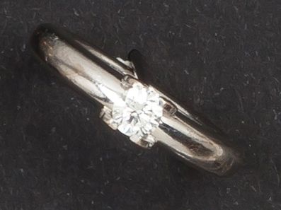 null CARTIER - Bague solitaire en or gris ornée d’un diamant taillé en brillant en...