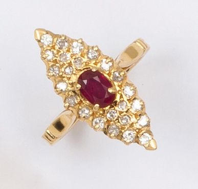 null Bague «marquise» en or jaune ornée d’un rubis ovale dans un entourage de diamants....
