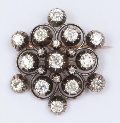 null Broche polylobée en or rose et argent ornée de diamants de taille ancienne....