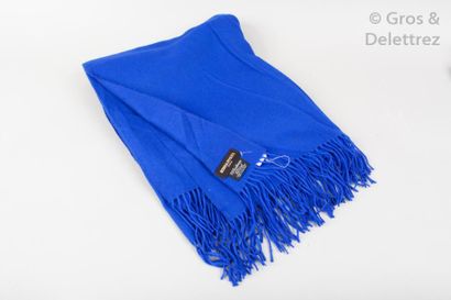Sonia RYKIEL Important châle en lainage cachemire bleu Klein, finitions frangées....