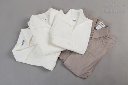 ALAIA PARIS Lot de quatre chemises diverses dans les tons beige. T.36/0 Griffes blanches,...