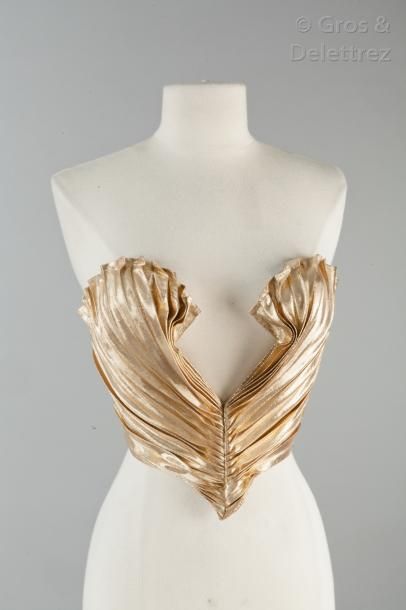 Thierry MUGLER Magnifique bustier en lamé plissé or, décolleté cœur sur découpe en...