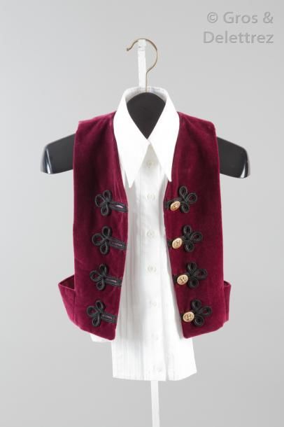 DOLCE & GABANNA Ensemble composé d'un gilet tailleur en velours bordeaux, encolure...