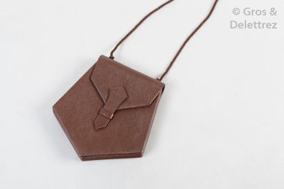 Yves Saint LAURENT Petit sac en cuir de Russie marron, anse bandoulière en soie....