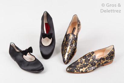 Maud FRIZON Lot de trois paires de loafers, une en cuir irisé or imprimé d'un motif...