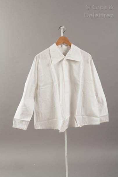 Yohji YAMAMOTO, DOLCE & GABANNA Lot de deux chemises, l'une blanche en coton, l'autre...
