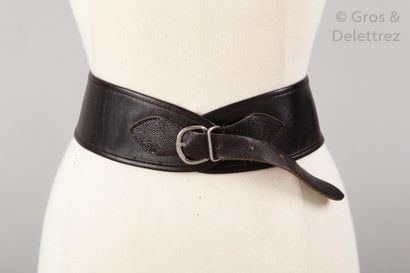 VACHER pour Claude MONTANA, ALAÏA, Anonyme Lot de quatre ceintures en cuir diverses...