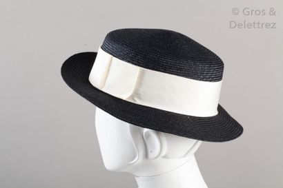 YVES SAINT LAURENT haute couture Lot de deux chapeaux d'inspiration canotier en paille...