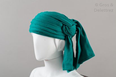 Yves SAINT LAURENT Rive Gauche Important turban en jersey de laine vert émeraude...