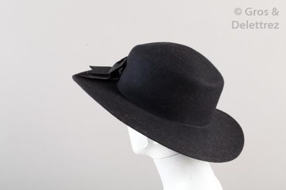 Jean BARTHET pour Claude MONTANA, Anonyme Lot de deux chapeaux, composé d'une ample...