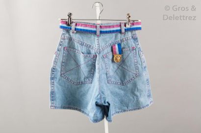 BATACLAN Angelo TARLAZZI Short en denim délavé surpiqué fuchsia, ceinture en gros...