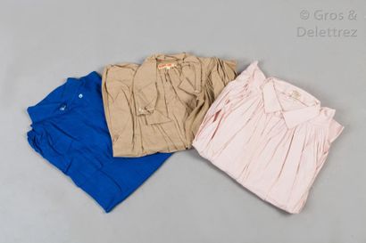 JUNGLE JAP Lot de trois blouses diverses, une beige, une rose, une bleue. T.L Griffes...
