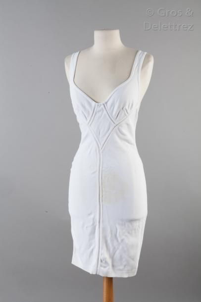 ALAÏA Petite robe ivoire en maille à fines bretelles sur dos nu, entrecoupée de surpiqûres...