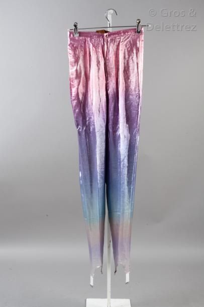 Thierry MUGLER Lot composé d'un pantalon en lamé dégradé rose, parme et bleu glacier,...