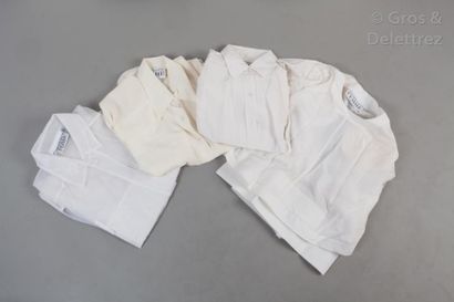 Gianfranco FERRE Lot de quatre blouses diverses dans les tons ivoire, blancs, en...